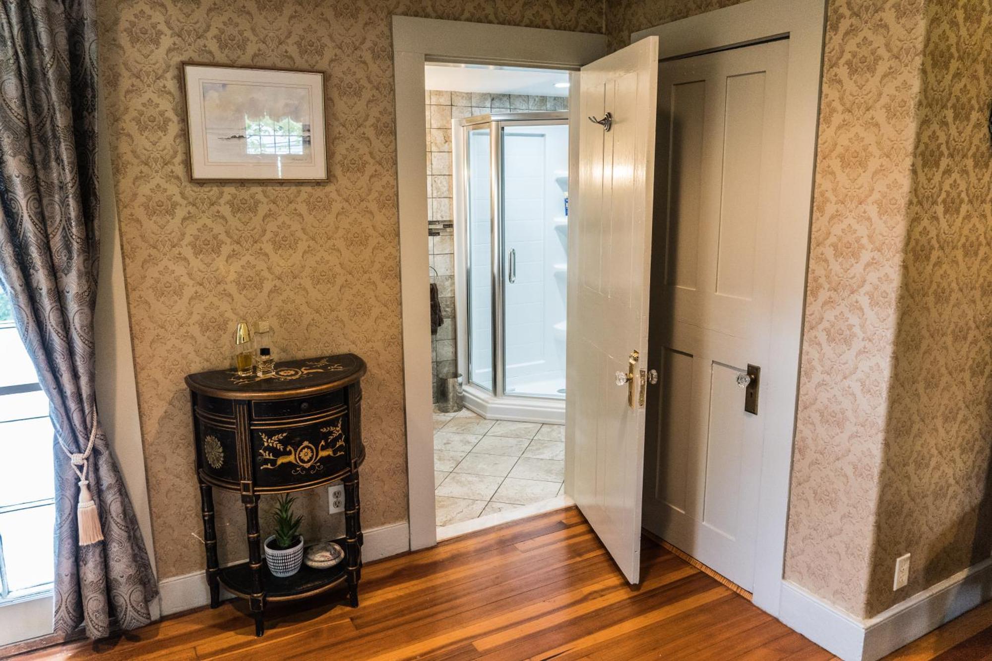 Antique1242 British Bed & Breakfast Енфийлд Екстериор снимка